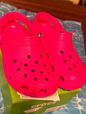 NIB CROCS Classic Clog in Sparkle Neon Pink Crush Big Girl’s 5 & Women’s 7